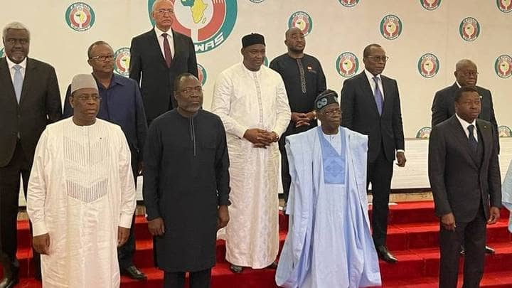 رئيس نيجيريا يأمر بفتح الحدود البرية والجوية مع النيجر ورفع العقوبات المفروضة عليها بأثر فوري