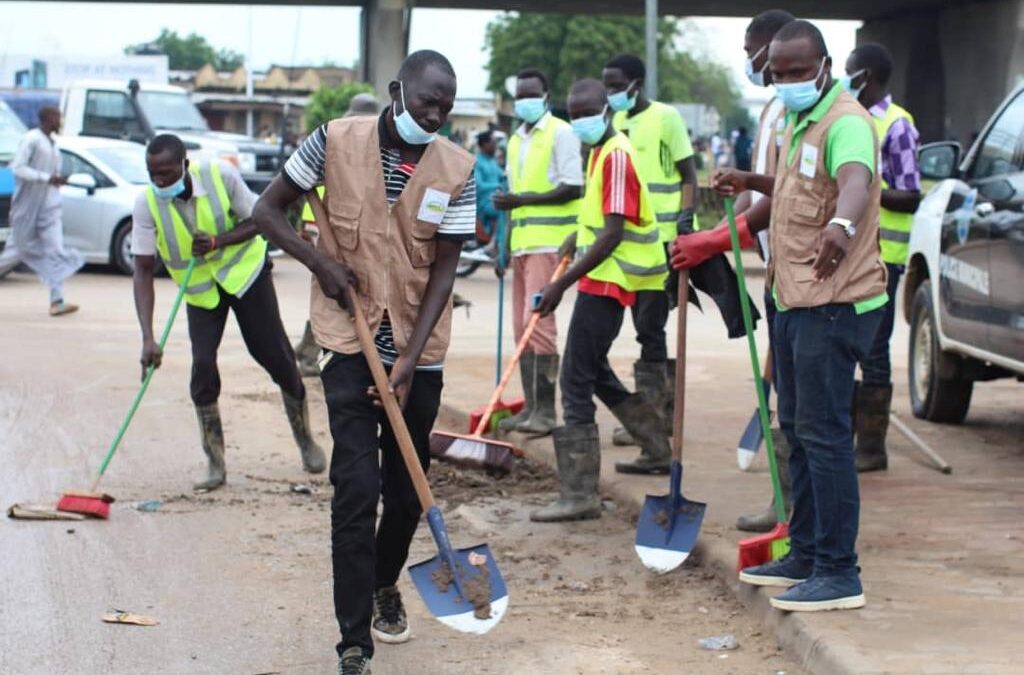 Journée mondiale de nettoyage : l’association Je respecte ma ville nettoie le rond-point de Dembé