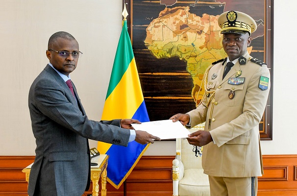 Diplomatie : le Tchad soutient la transition au Gabon