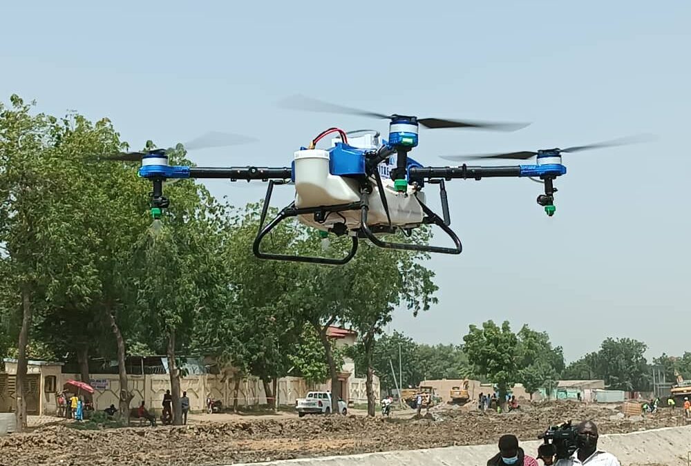 Lutte contre le paludisme : la société “Vitre claire” lance une opération de pulvérisation par drone