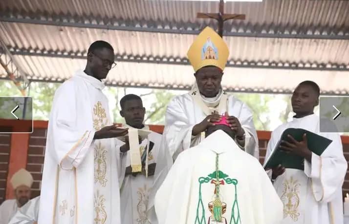 Religion : Samuel Mbairabé Tibingar, 1er évêque de Koumra, installé sur son trône