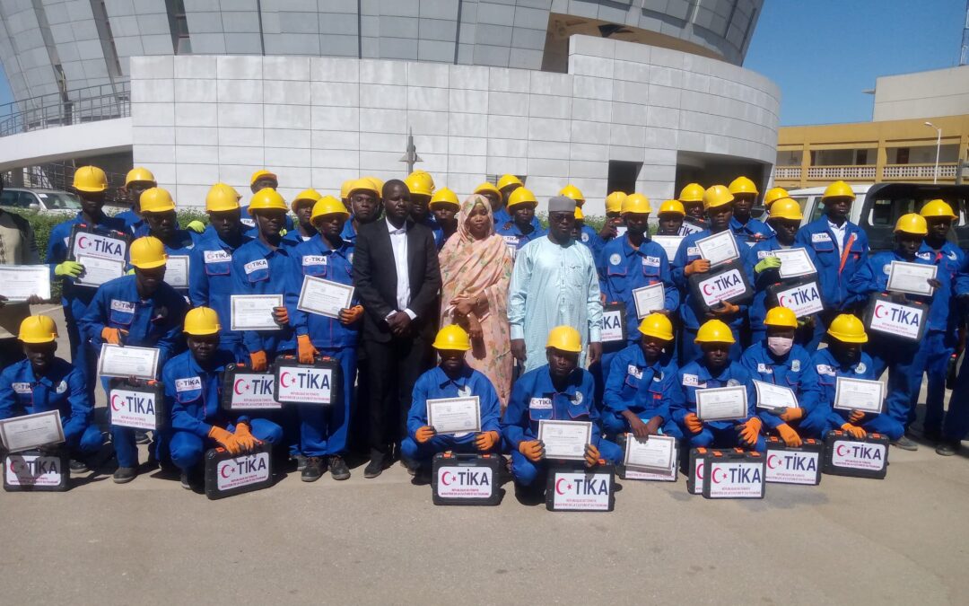Société : 50 jeunes formés en installation solaire reçoivent leurs attestations et des kits 