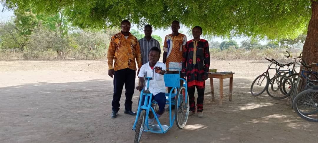 Mandoul : un jeune handicapé reçoit un tricycle de l’association H5 Académy