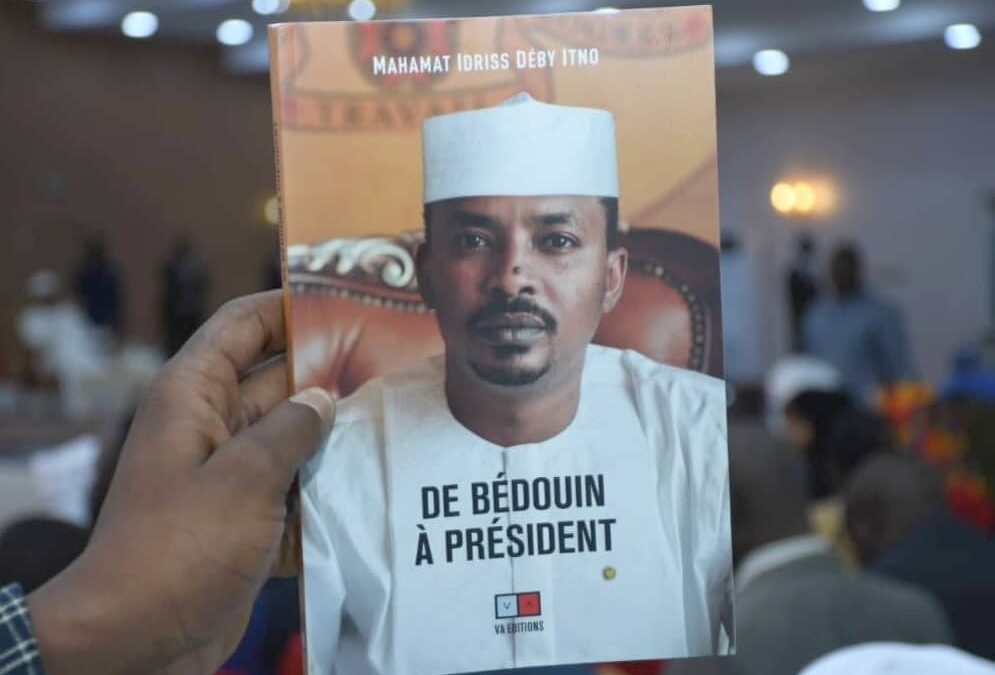Le président de transition dédicace son livre intitulé ‘’ De Bédouin à Président’’