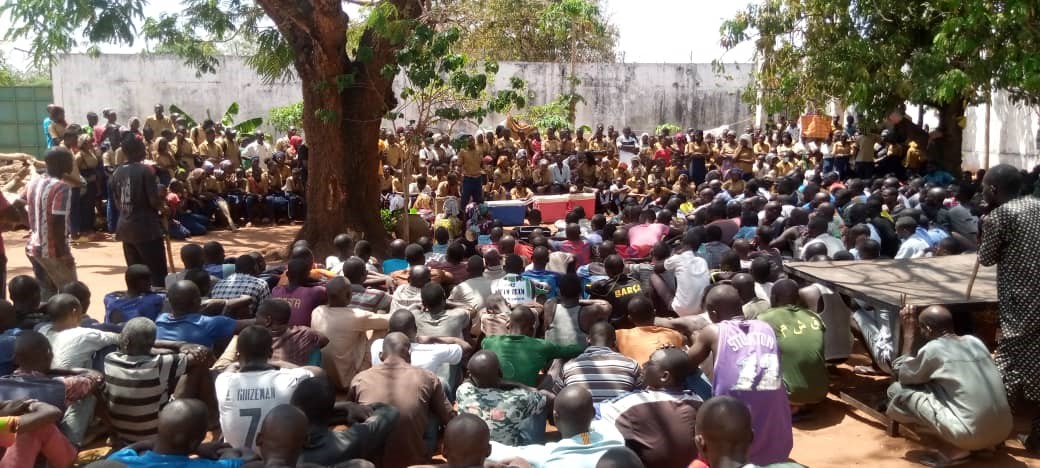 Koumra : les élèves du lycée Marie ke Tal assistent les détenus de la maison d’arrêt