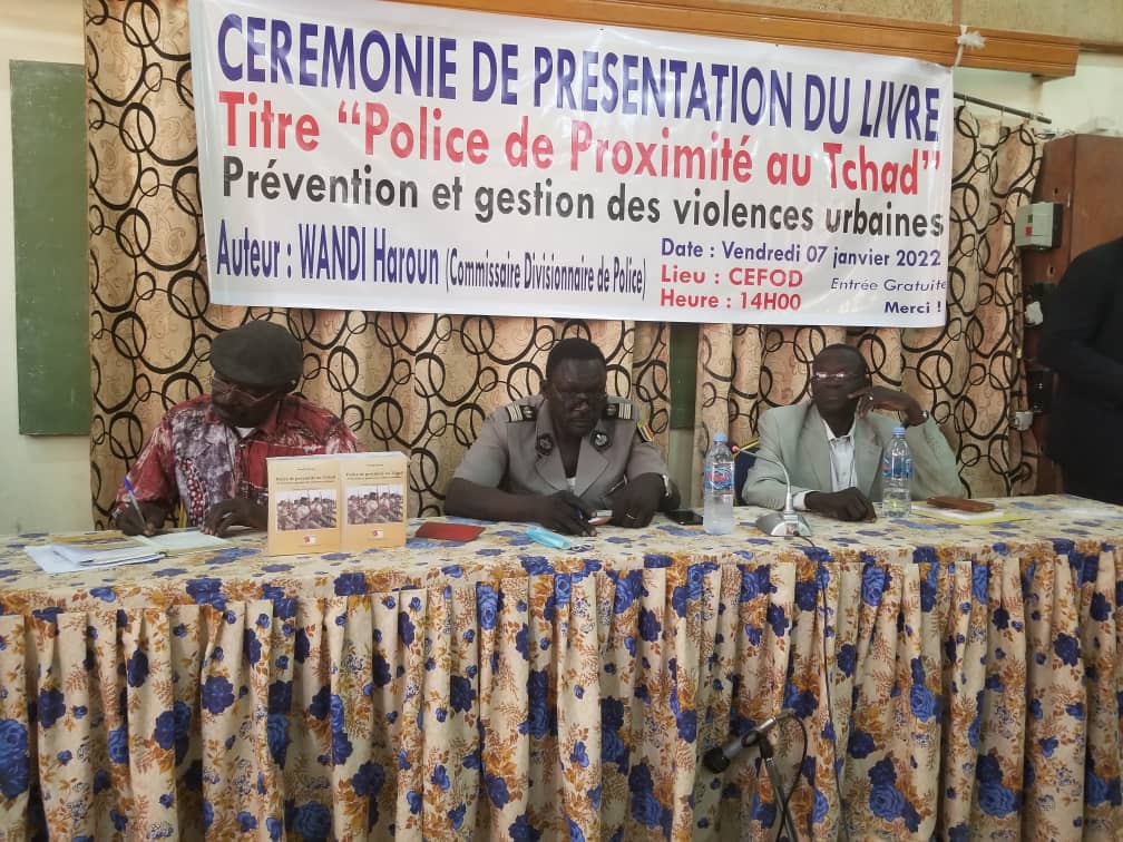 Culture : le commissaire divisionnaire Wandi Haroun présente  son livre “Police de proximité au Tchad”