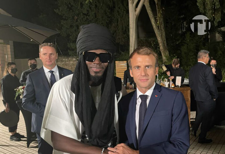 L’artiste Afrotonix et le président Macron ont parlé de paix et de culture au Sahel lors d’un dîner