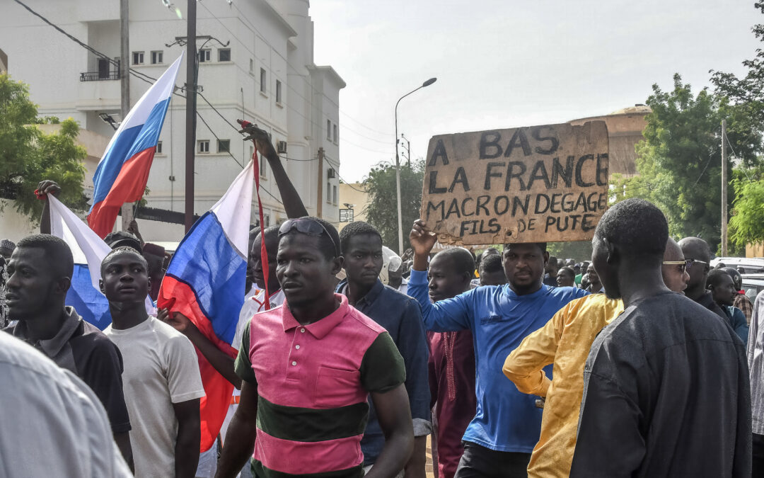 Niger : des milliers de manifestants devant l’ambassade de France à Niamey