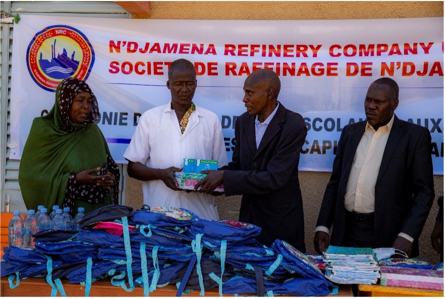 La Société de Raffinage de N’Djaména offre  des kits scolaires aux élèves