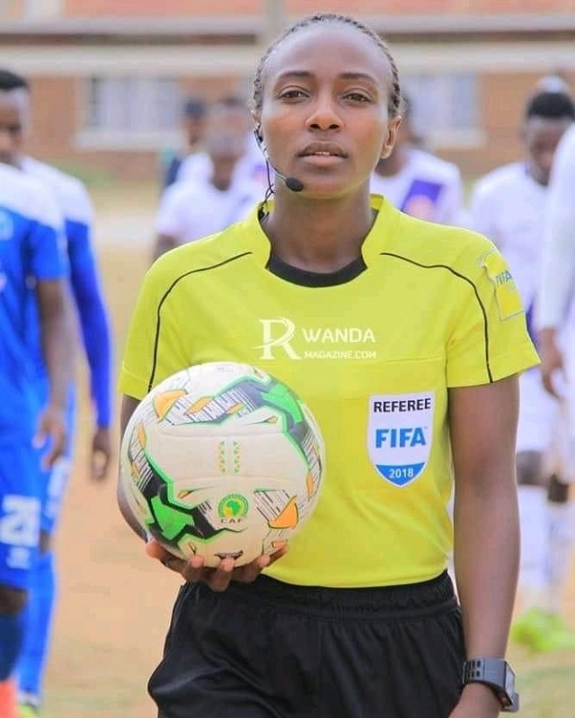Football : Salima Rhadia Mukansanga devient la première femme à arbitrer un match de la Can