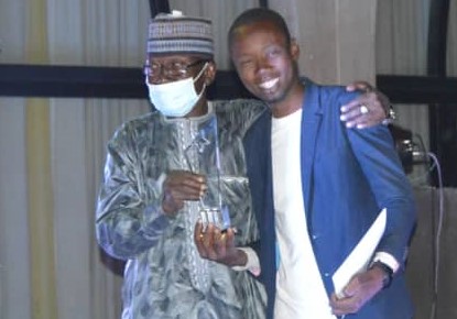 Djimhodoum Serge de Tchadinfos gagne le prix d’excellence en journalisme pour l’enfance dans la catégorie “média en ligne”