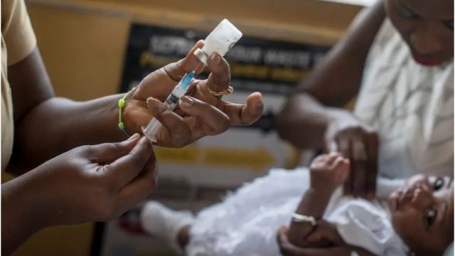 Paludisme : l’OMS recommande le déploiement massif du premier vaccin en Afrique