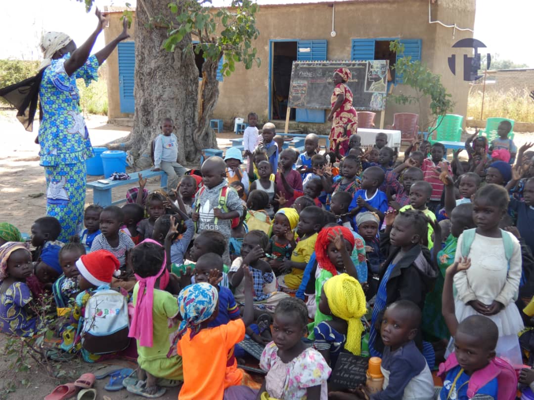 Tchad : dans la sous-préfecture de Donia, les élèves de la maternelle étudient sous un arbre