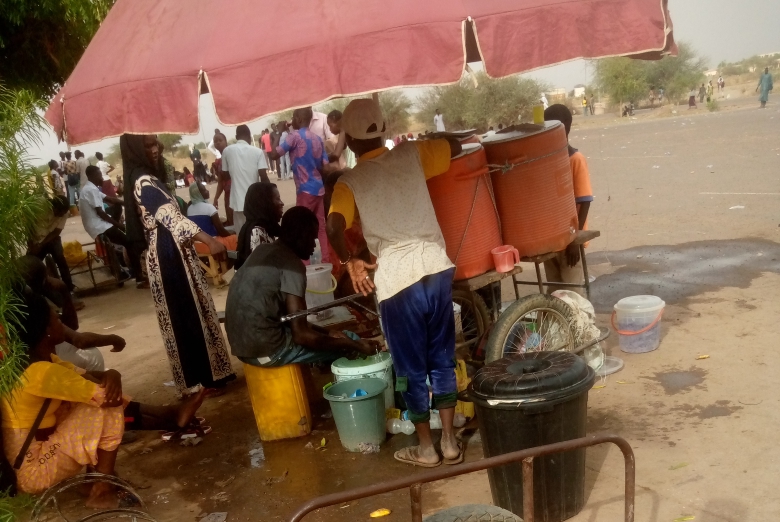 Société : la vente ambulante d’eau fraiche, un business qui manque d’hygiène
