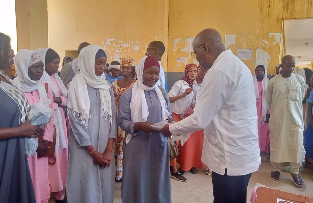 Tchad : le projet PEFAF offre des uniformes scolaires à des élèves filles