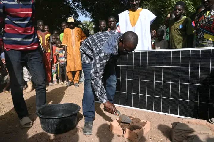 Société : le ministre Boukar Michel pose la première pierre de construction d’un forage émergé solaire à Mbalmaye dans la Tandjilé