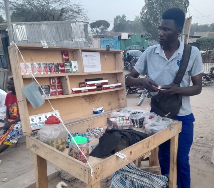 Société : Mbaihaintolel Martial, un doctorant reconverti en vendeur de cigarettes
